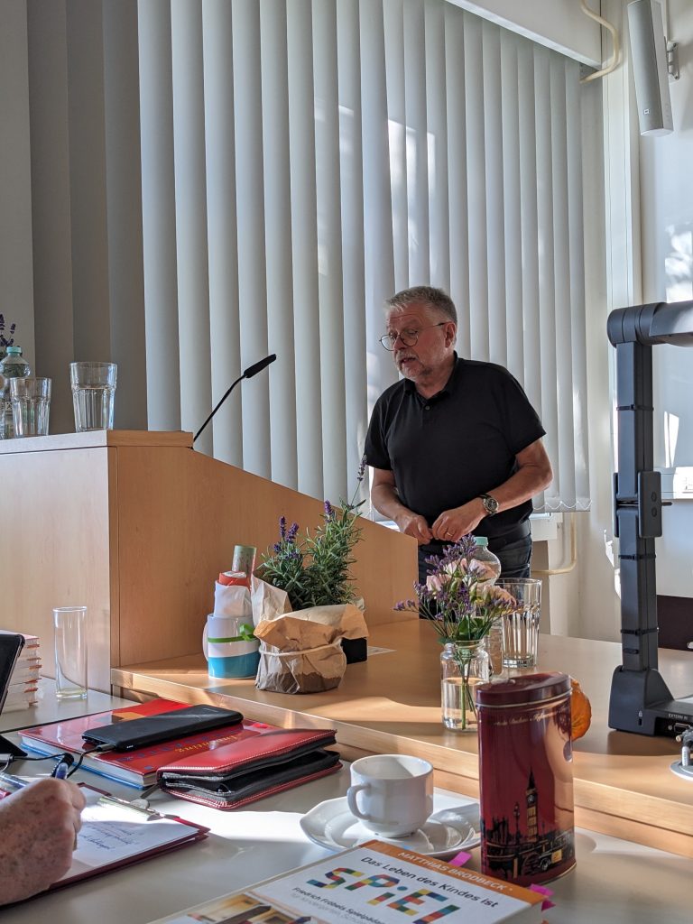 Prof. Dr. Michael Winkler spricht auf dem Fröbel-Fachtag 2023 in Erfurt